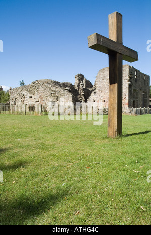 dh Balmerino Abbey BALMERINO FIFE Ruined 13th Century Cistercian monastery and wooden cross Stock Photo