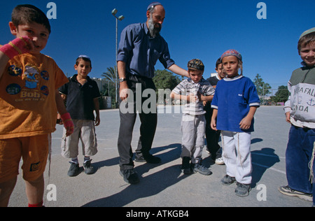 A Jewish man with a group of children in Yericho Stock Photo