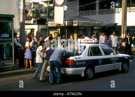 Thai people, taxi driver, unloading luggage, trunk of taxicab, taxicab, Bangkok, Bangkok Province, Thailand, Asia Stock Photo