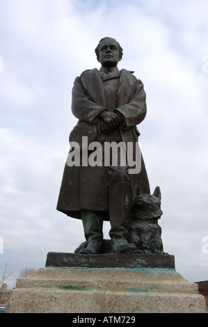 Statue of polar explorer Captain Robert Falcon Scott by his widow Kathleen Scott at the entrance to the Historic Dockyard in Portsmouth, UK Stock Photo
