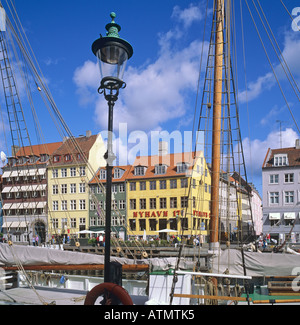 Moored sailboats and Nyhavn 17 cafe, Nyhavn, Copenhagen, Denmark Stock Photo