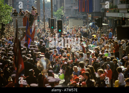 Queens Silver Jubilee Oxford street children’s Street party  celebrations for Queen Elizabeth 1977 1970s England Uk . HOMER SYKES Stock Photo