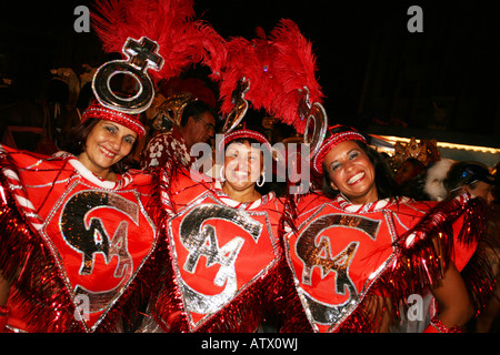 Three Woman in brazilian samba carnival costume with colorful feathers ...