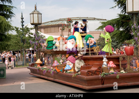 Biancaneve e i sette nani gnomi da giardino in vetrina Foto stock - Alamy