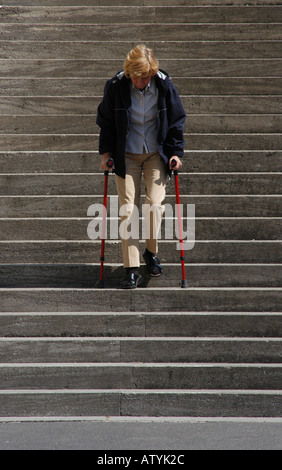 Behindert Gehbehindert Frau Kruecken krank Krankheit Behinderung Stock Photo