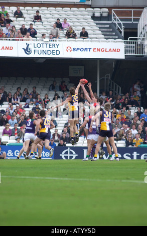 AFL CHALLENGE TROPHY WEST COAST EAGLES VS FREMANTLE DOCKERS THE OVAL CRICKET GROUND LONDON 8TH OCTOBER 2005 Stock Photo