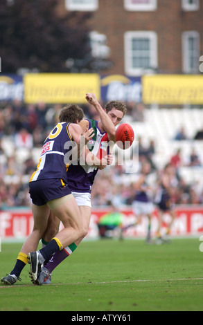 AFL CHALLENGE TROPHY WEST COAST EAGLES VS FREMANTLE DOCKERS THE OVAL CRICKET GROUND LONDON 8TH OCTOBER 2005 Stock Photo