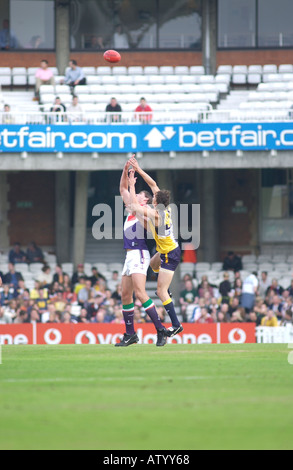 AFL CHALLENGE TROPHY WEST COAST EAGLES VS FREMANTLE DOCKERS THE OVAL CRICKET GROUND LONDON 8TH OCTOBER 2005 Stock Photo