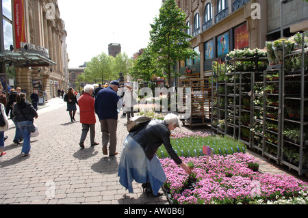 Photograph by Howard Barlow MANCHESTER St Annes Square Gardeners Market outside the Royal Exchange Theatre Stock Photo