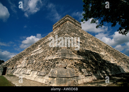 Chichen Itza kukulcan pyramid El Castillo the castle tourist attraction landmark Mexico mx Yucatan Stock Photo