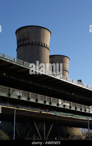 POWER STATION COOLING TOWER NEXT TO M1 MOTORWAY BRIDGE TINSLEY SHEFFIELD ENGLAND Stock Photo