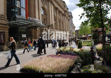 Photograph by Howard Barlow MANCHESTER St Annes Square Gardeners Market outside the Royal Exchange Theatre Stock Photo