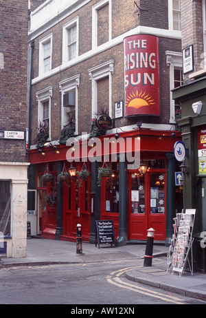 Medieval streets: Rising Sun pub at confluence of Carter Lane, Creed Lane and Burgon Street, opposite St Paul's Cathedral Stock Photo