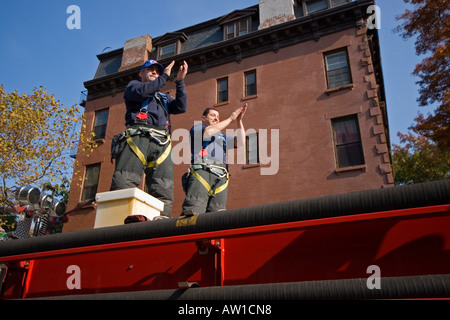 Firemen applauding competitors in the 2006 ING New York City Marathon 5 November 2006. JMH1900 Stock Photo