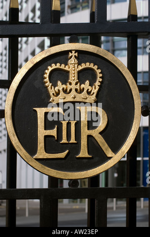 Queen Elizabeth The Second Royal Insignia On The Gates To The Tower Of London Stock Photo