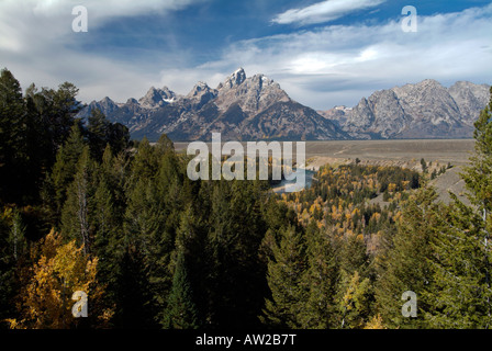 Midday at the snake river overlook with fall autumnal coloured aspens ...
