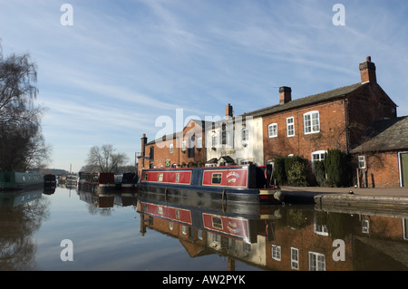 Fradley Junction and the Swan Inn Alrewas, Burton-on-Trent, Staffordshire, England, UK Stock Photo