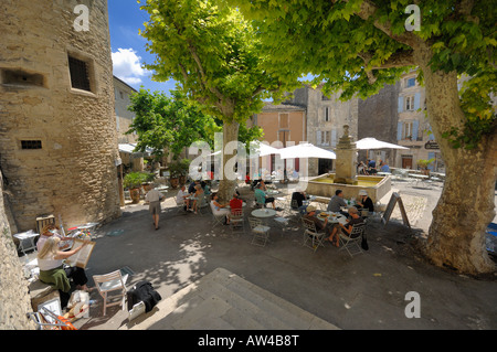 Gordes place publique fontaine Provence France fountain public table restaurant  diner lunch village historic historique artist Stock Photo