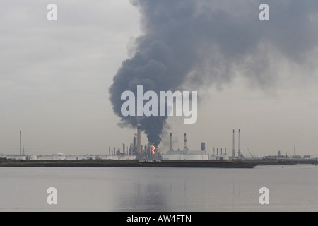 Coryton oil refinery on fire 2007 Stock Photo