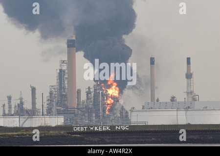 Coryton oil refinery on fire 2007 Stock Photo