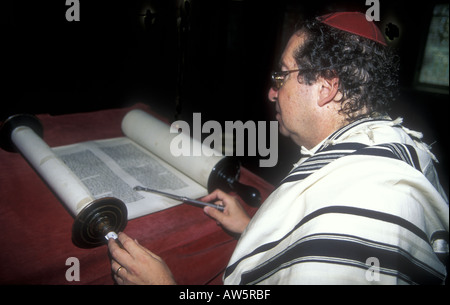 Judaism: a rabbi reading from the torah scroll in the West London synagogue. Stock Photo