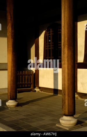 Architectural detail in the courtyard at the temple of Sengaku-ji, Tokyo Stock Photo