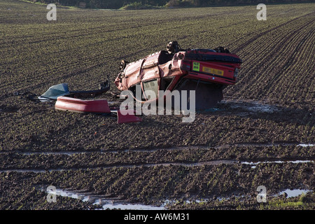 CRASHED CAR IN FIELD ALONGSIDE COUNTRY ROAD UK Stock Photo