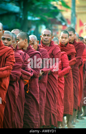 Monks waiting for alms in the village of Shwe Kyet Yet, near Mandalay, Myanmar (Burma) Stock Photo