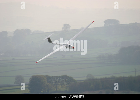 A modern high performance LS7 glider soaring in ridge lift Stock Photo