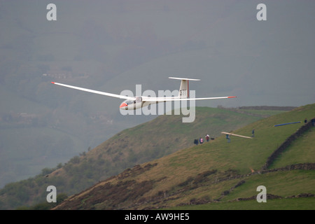A modern high performance LS7 glider soaring in ridge lift Stock Photo
