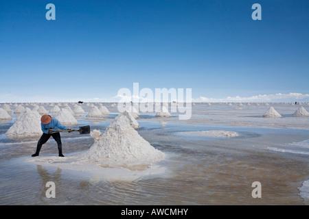 Salt worker makes salt accumulation, salt lake Salar de Uyuni, Altiplano, Bolivia, South America Stock Photo