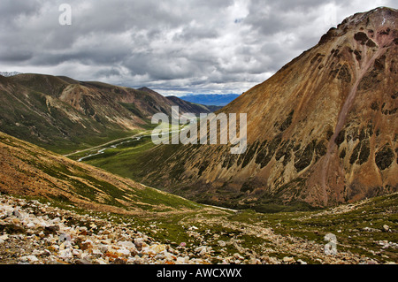 Barren mountains glacier and brook, between Dangxiong and the Nam-Tsho-Lake, Tibet Stock Photo