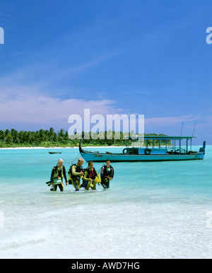 Scuba lessons in shallow water, palm trees on beach, boat, Dhoni, Maldives, Indian Ocean Stock Photo