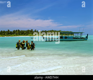 Scuba lessons in shallow water, palm trees on beach, boat, Dhoni, Maldives, Indian Ocean Stock Photo