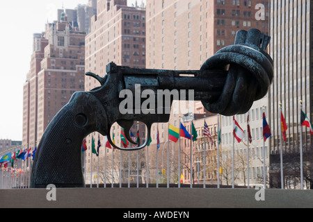 Non violence knotted gun sculpture at the United Nations building in New York Stock Photo