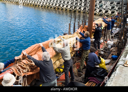 dh Sea Stallion KIRKWALL ORKNEY sailors main sail Havhingsten fra Glendalough viking galley longboat ship longship boat Stock Photo
