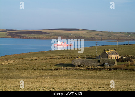 dh  SOUTH RONALDSAY ORKNEY Pentland Ferries ferry Claymore departing  St Margarets Hope Stock Photo