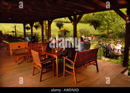 DINERS EATING ON A WOODEN DECKED TERRACE AT THE NEW INN AT WATERLEY BOTTOM NEAR DURSLEY GLOUCESTERSHIRE UK Stock Photo