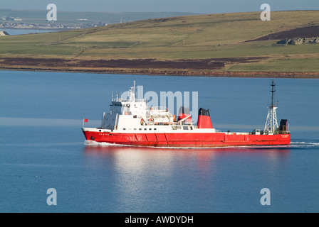 dh  SOUTH RONALDSAY ORKNEY Pentland Ferries ferry Claymore departing  St Margarets Hope Stock Photo