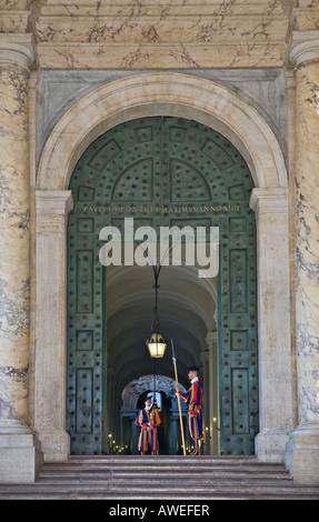 Members of the Swiss Guard at the entrance to the Vatican, St. Peter´s Square, Rome, Italy, Europe Stock Photo