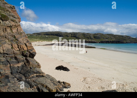 dh Northwest coast beach OLDSHOREMORE BAY SUTHERLAND Scotland Rocky cliffs white sands bay shore scottish sand highlands sandy summer Stock Photo