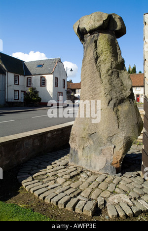 dh  CLACKMANNAN CLACKMANNAN Ancient standing Stone of Mannan prehistoric scotland clackmannanshire Stock Photo