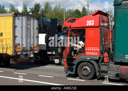 Gridlock traffic jam M25 motorway at standstill Junction 5 in Kent following serious accident 8th August 2006 Stock Photo