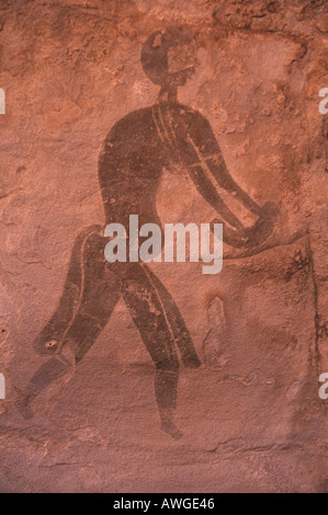 South Algerian Sahara desert, Tassili N'Ajjer, site of Sefar. Neolithic rock painting of figure using grindstone Algeria Stock Photo