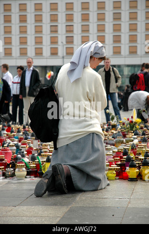 Warsaw, Poland  mourning after John Paul II's death. Poeple on Pilsudski Square after live transmition of Pope's funeral. Stock Photo