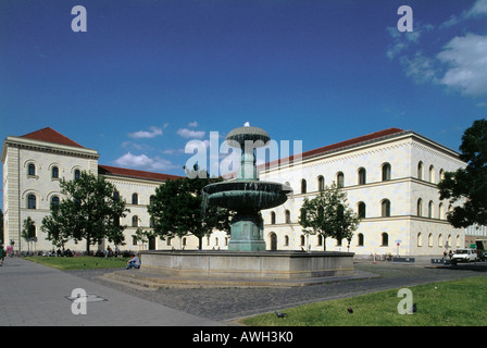 Germany, Bavaria, Munich, Ludwig-Maximillians-Universität, fountain in centre of Geschwister-Scholl-Platz Stock Photo