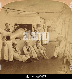 'Death dealing guns and gunners of Dewey's flagship Olympia in Manilla Bay, Philippines.' 1898 stereoview photo. Stock Photo