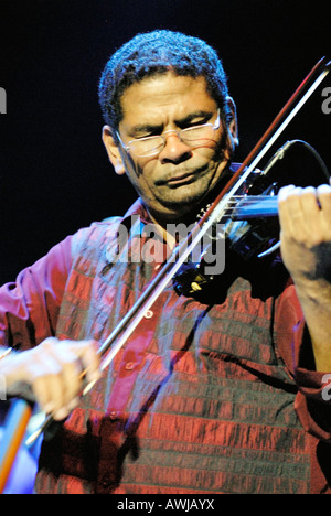 Omar Puente playing violin with Courtney Pine at The Opera House in Bournemouth Stock Photo