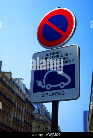 No parking except for electric vehicles recharging street sign in French Stock Photo