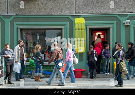 Saturday afternoon shopping on Neue Schoenhauser Strasse in Berlin Mitte: People passing a small fashionable shop. Berlin 2005. Stock Photo